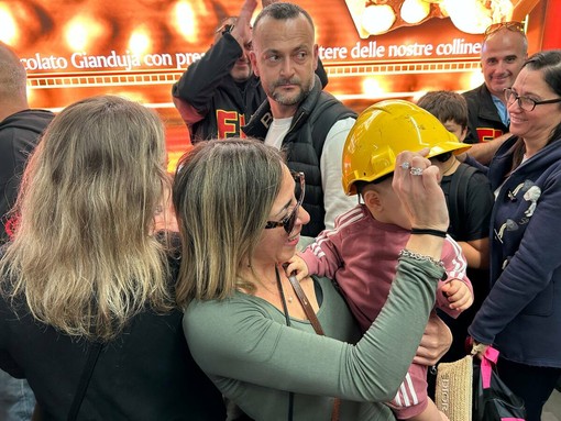 Ex Ilva, lo scatto di solidarietà: mamma e figlioletta insieme agli operai
