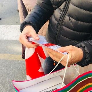 A Pasquetta prosegue la distribuzione della bandiera di Genova