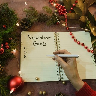 Tempo di Natale - Buoni propositi 2025: una lista ironica per affrontare il nuovo anno con il sorriso Tempo di Natale - Buoni propositi 2025: una lista ironica per affrontare il nuovo anno con il sorriso