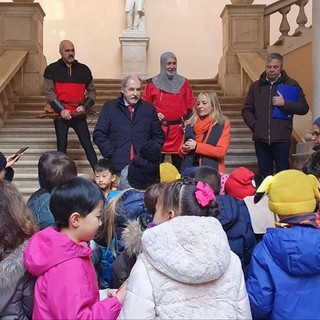 I bambini addobbano il cimelio d'alloro di Palazzo Tursi