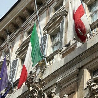 Morte Papa Francesco, a Palazzo Tursi bandiere a mezz'asta