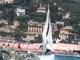 Santa Margherita Ligure, barca a vela in difficoltà tra gli scogli, paura per quattro giovani e il video diventa virale