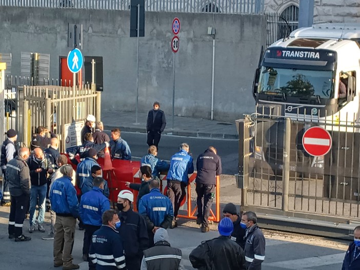 Genova, portuali ancora in sciopero, ma non c'entra il green pass, bloccato varco delle Grazie, Corteo fino alla stazione marittima (FOTO e VIDEO)