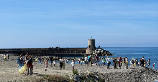 Recco, gli alunni puliscono la spiaggia centrale: "Cura dell’ambiente investimento sul futuro"