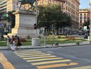 Le nuove strisce pedonali in piazza Corvetto, ma con il marciapiede Le nuove strisce pedonali in piazza Corvetto, ma con il marciapiede