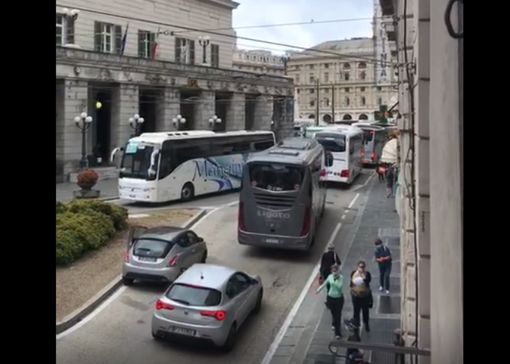 A Genova la protesta dei bus turistici e delle agenzie di viaggio (VIDEO)