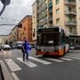 Bus si blocca in via Merano a Sestri Ponente, traffico in tilt e passeggeri costretti a scendere dai mezzi