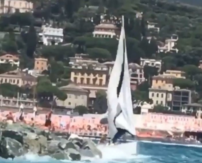 Santa Margherita Ligure, barca a vela in difficoltà tra gli scogli, paura per quattro giovani e il video diventa virale