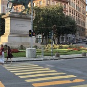 Le nuove strisce pedonali in piazza Corvetto, ma con il marciapiede Le nuove strisce pedonali in piazza Corvetto, ma con il marciapiede