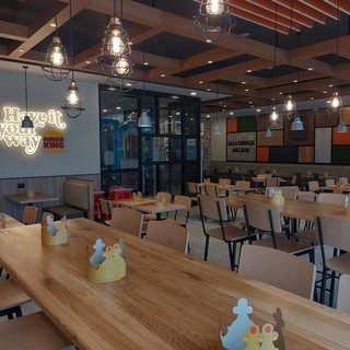 L’hamburger si può ritirare direttamente in auto, a Cornigliano apre Burger King L’hamburger si può ritirare direttamente in auto, a Cornigliano apre Burger King