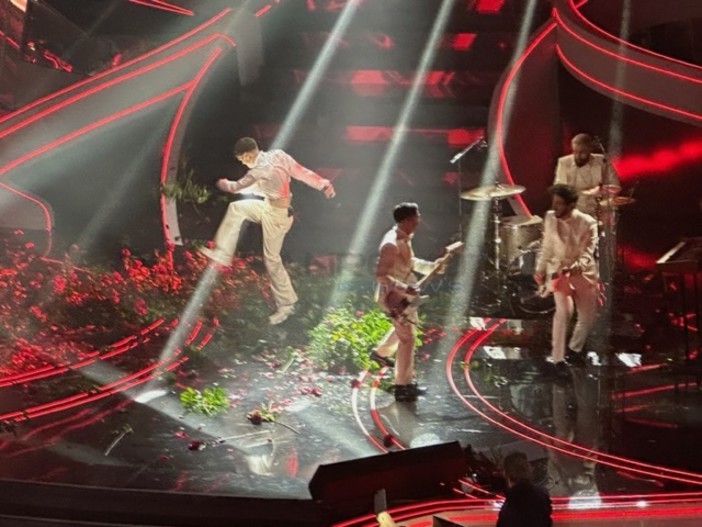Sanremo 2023, Blanco distrugge i fiori sul palco dell'Ariston. Senatore Berrino: "Sono sacri, vederli presi a calci mi ha fatto girare gli attributi"
