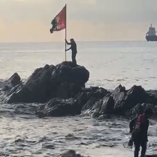 Boccadasse invasa dai tifosi rossoblù: la bandiera del Genoa torna a sventolare sullo scoglio