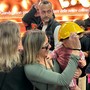 Ex Ilva, lo scatto di solidarietà: mamma e figlioletta insieme agli operai Ex Ilva, lo scatto di solidarietà: mamma e figlioletta insieme agli operai