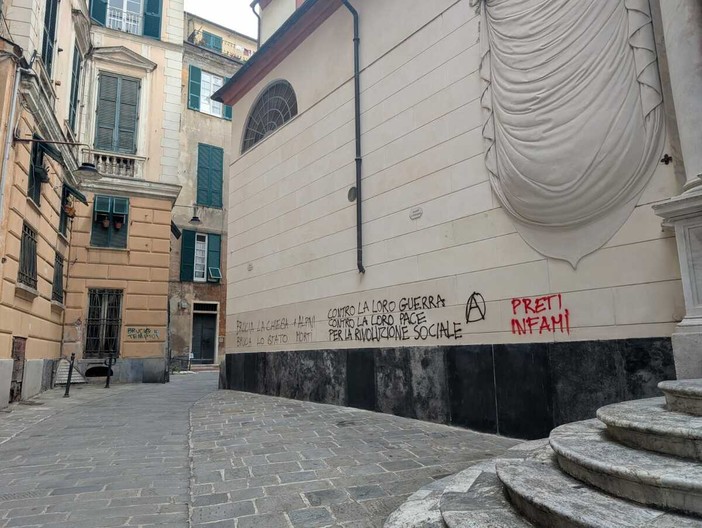 Centro Storico, ancora vandali in azione: imbrattata la parete della Basilica di San Siro