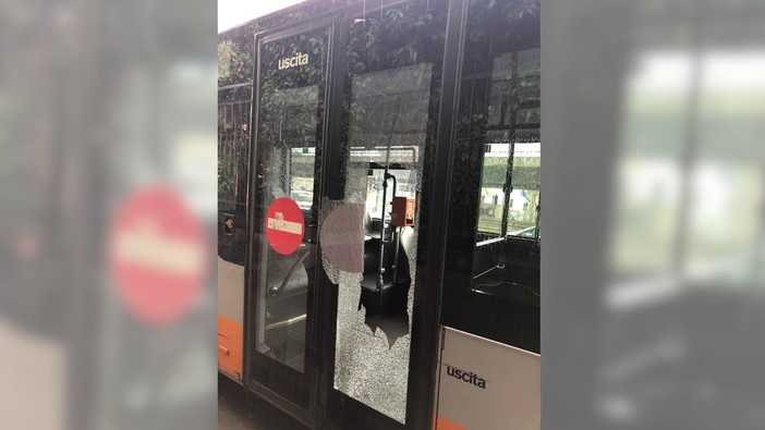 Lancia una bottiglia contro la porta di un bus e manda in frantumi il vetro Lancia una bottiglia contro la porta di un bus e manda in frantumi il vetro