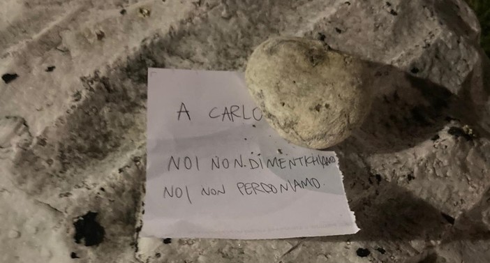 "A Carlo noi non dimentichiamo, noi non perdoniamo", messaggio trovato sul cippo in memoria di Carlo Giuliani "A Carlo noi non dimentichiamo, noi non perdoniamo", messaggio trovato sul cippo in memoria di Carlo Giuliani