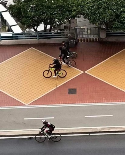 In bici in strada e sulla passeggiata, ma non sulla ciclabile, la foto fa il giro del web