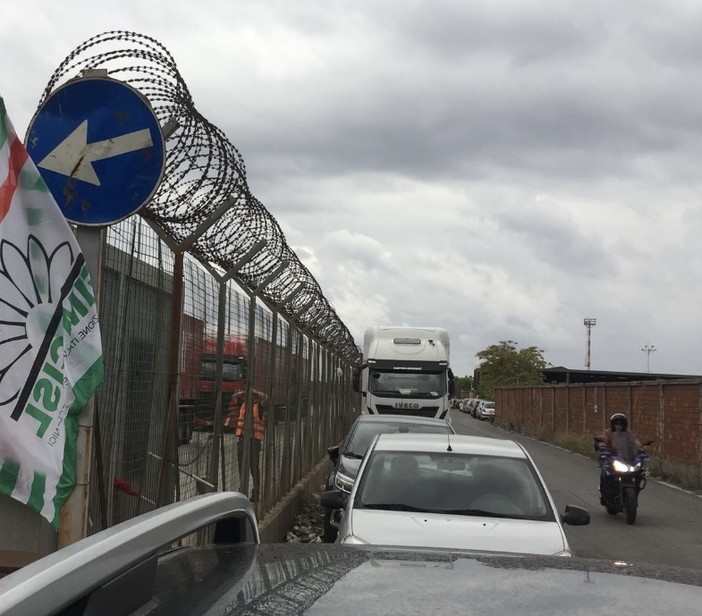 Acciaierie d’Italia, salta imbarco programmato da tempo: i lavoratori bloccano i varchi lato aeroporto