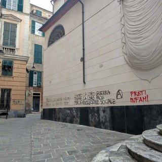 Centro Storico, ancora vandali in azione: imbrattata la parete della Basilica di San Siro