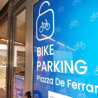 Mobilità sostenibile, aperto il secondo ciclo-parcheggio in piazza De Ferrari: altri 14 posti bici a disposizione di residenti e turisti