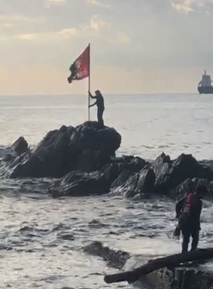 Boccadasse invasa dai tifosi rossoblù: la bandiera del Genoa torna a sventolare sullo scoglio