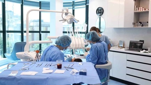 Cure dentali, sempre più genovesi guardano all’Albania: come funziona il turismo odontoiatrico e a cosa fare attenzione