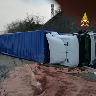 A7 Genova-Serravalle, si ribalta camion con stoffa: problemi di viabilità (FOTO)