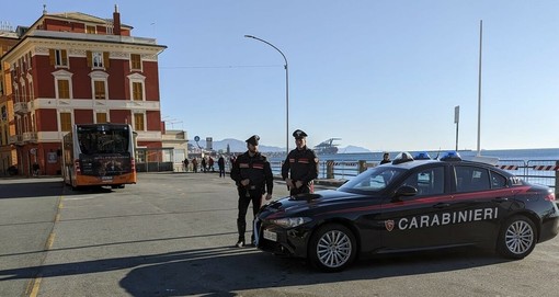 Pegli, in auto con hashish, bilancini e oltre 3mila euro in contanti: denunciati due trentenni Pegli, in auto con hashish, bilancini e oltre 3mila euro in contanti: denunciati due trentenni