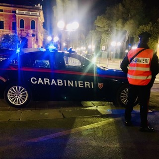 Aggredisce la convivente e i carabinieri intervenuti, 25enne arrestato