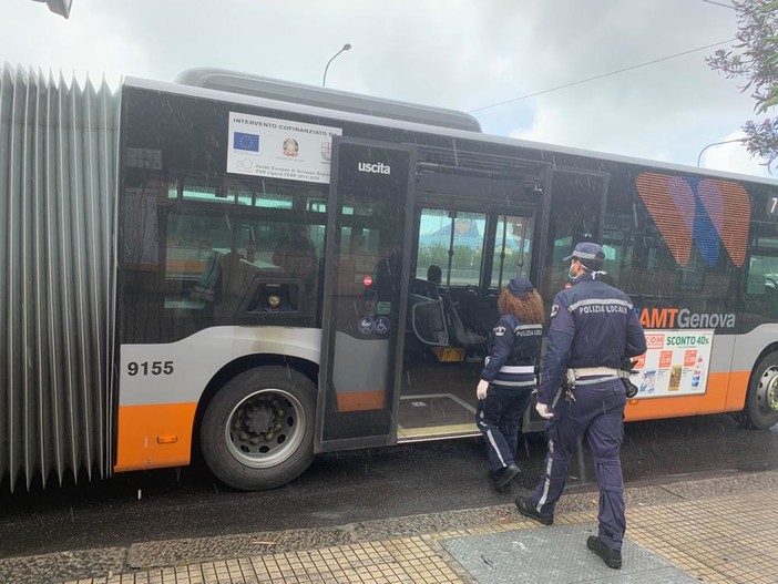Polizia locale sui bus, il bilancio del primo mese del progetto: un arresto per furto e centoquarantuno controlli effettuati