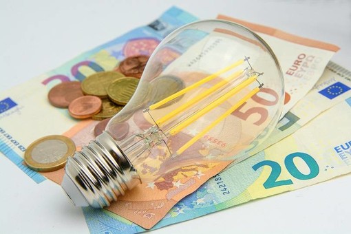 Caro bollette, dalla Regione l'appello al Governo. Assessore Benveduti: "Seguiamo il modello francese e tedesco. Alle aziende serve liquidità non solo il credito di imposta" (video)