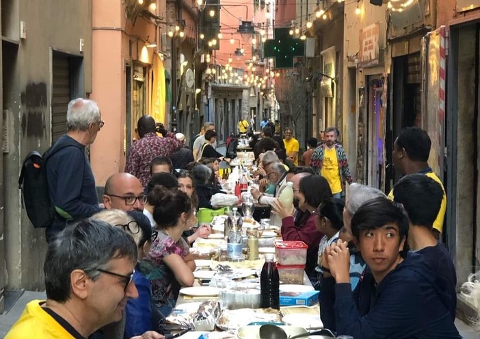 Cena Condivisa, in migliaia alla grande tavolata nel Centro Storico Cena Condivisa, in migliaia alla grande tavolata nel Centro Storico