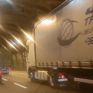 A12, scontro tra tir e due auto: traffico bloccato verso Genova