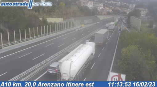A10, auto prende fuoco all'altezza di Varazze: disagi al traffico