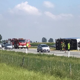 Camion si ribalta nei pressi dello svincolo di Marene sull'A6 in direzione Savona