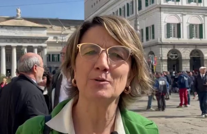 Edili in corteo, Cristina Lodi in piazza: &quot;Bucci e Toti dovrebbero incatenarsi davanti al Ministero&quot; (Video)