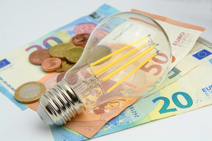 Caro bollette, dalla Regione l'appello al Governo. Assessore Benveduti: "Seguiamo il modello francese e tedesco. Alle aziende serve liquidità non solo il credito di imposta" (video)