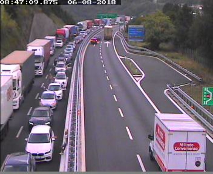 Tir contro pullman, incidente sulla A10: code e rallentamenti