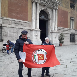 Raccolta firme del Partito Rifondazione Comunista di Genova e del Tigullio contro il caro-bollette ed il ritorno della Fornero