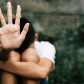 Picchia i figli di uno e tre anni perché la distolgono dal cellulare: madre allontanata dal giudice