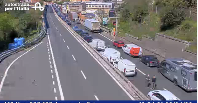 Autostrada A10, tamponamento tra Aeroporto e Pegli: traffico nel caos