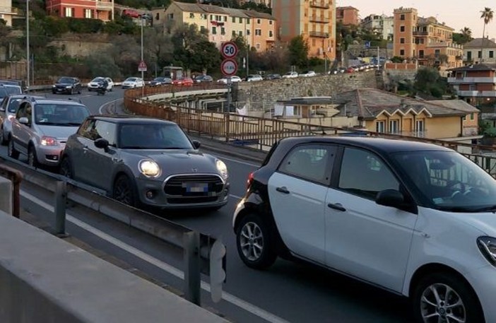 Code a Nervi, il sindaco di Bogliasco: "Succede ogni giorno, via a un comitato spontaneo per eliminare il semaforo di via Somma"