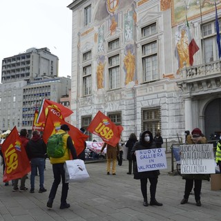 Usb si mobilita contro il Nuovo Galliera: la protesta davanti a Palazzo San Giorgio (VIDEO e FOTO)