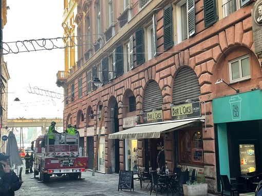 Centro storico, piovono calcinacci da un palazzo in via Al Ponte Reale, intervengono i vigili del fuoco