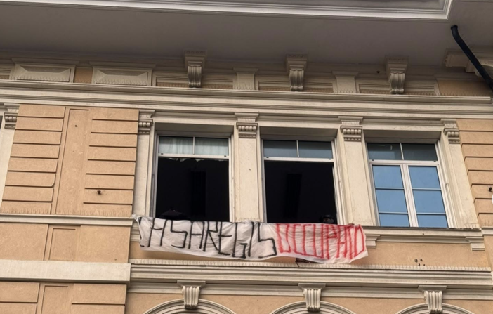Scuola, studenti occupano Einaudi, Casaregis e Galilei: "Soldi all'istruzione, non alla guerra" Scuola, studenti occupano Einaudi, Casaregis e Galilei: "Soldi all'istruzione, non alla guerra"