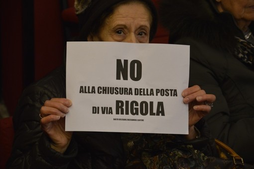 Chiude l'ufficio postale di via Rigola e la protesta arriva in consiglio comunale (VIDEO)