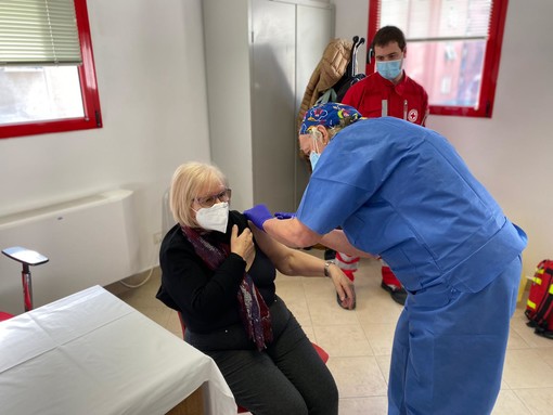 Maria Luisa, la prima vaccinata cogornese nella sede della Cri di Cogorno