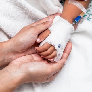 Ita Airways dona i biglietti aerei alla piccola Nora per curarsi negli USA