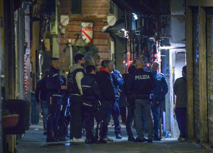Via del Campo, blitz nei negozi: chiuso un alimentari per sporcizia e blatte Via del Campo, blitz nei negozi: chiuso un alimentari per sporcizia e blatte