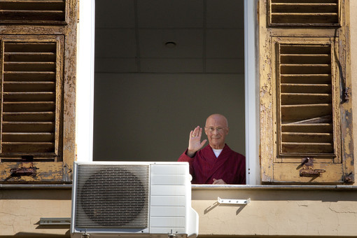 Il Cardinale Angelo Bagnasco ricoverato all'ospedale Galliera dopo aver contratto il Covid-19: condizioni di salute buone